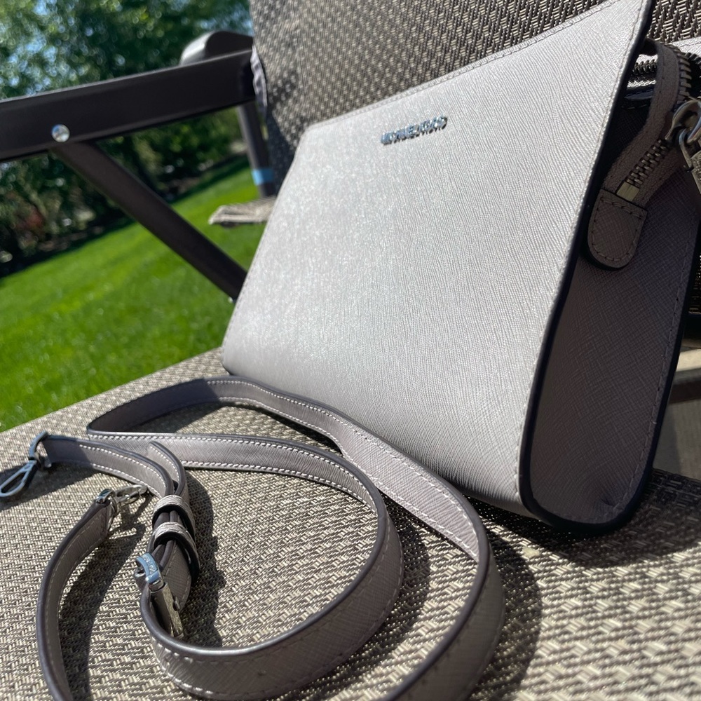 Michael Kors Jet Set Large Leather Crossbody Clutch - Pearl Grey